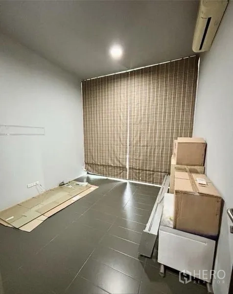 带办公室的家 出租在Watthana, Bangkok - 紧凑房间，深色地砖、空调与遮光窗帘