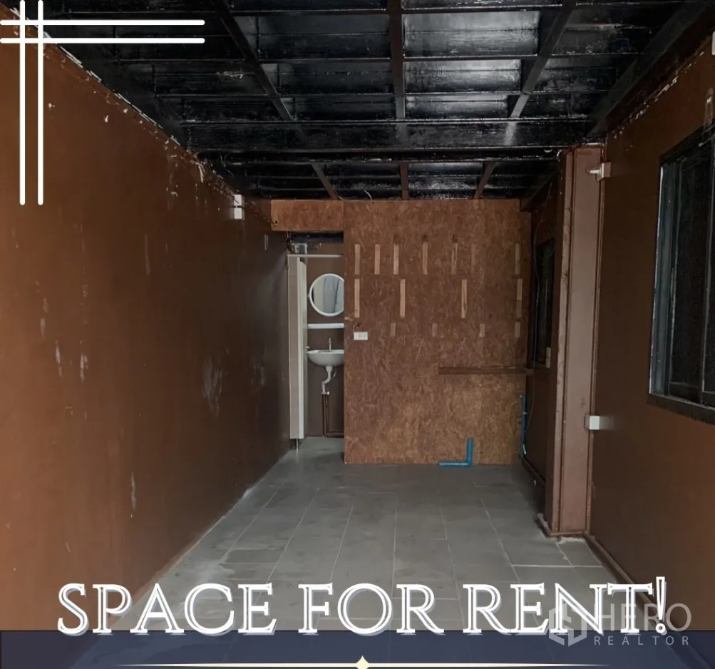 零售空间 出租在Watthana, Bangkok - 空置20㎡商铺，深色天花、瓷砖地面，后方带洗手间与洗手盆。