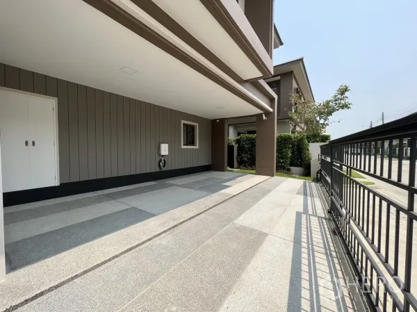 บ้าน ให้เช่าในBang Kapi, Bangkok - ที่จอดรถในร่ม 2 คันและประตูรั้วสไลด์หน้าบ้าน