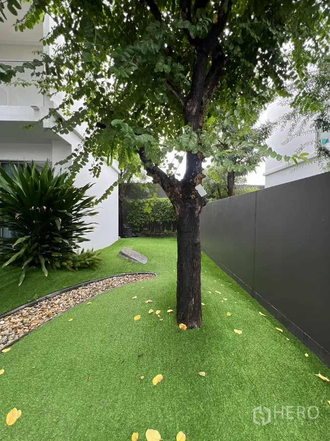 独立式住宅 出租在Saphan Sung, Bangkok - 私家庭院，成树、人工草坪与高围栏