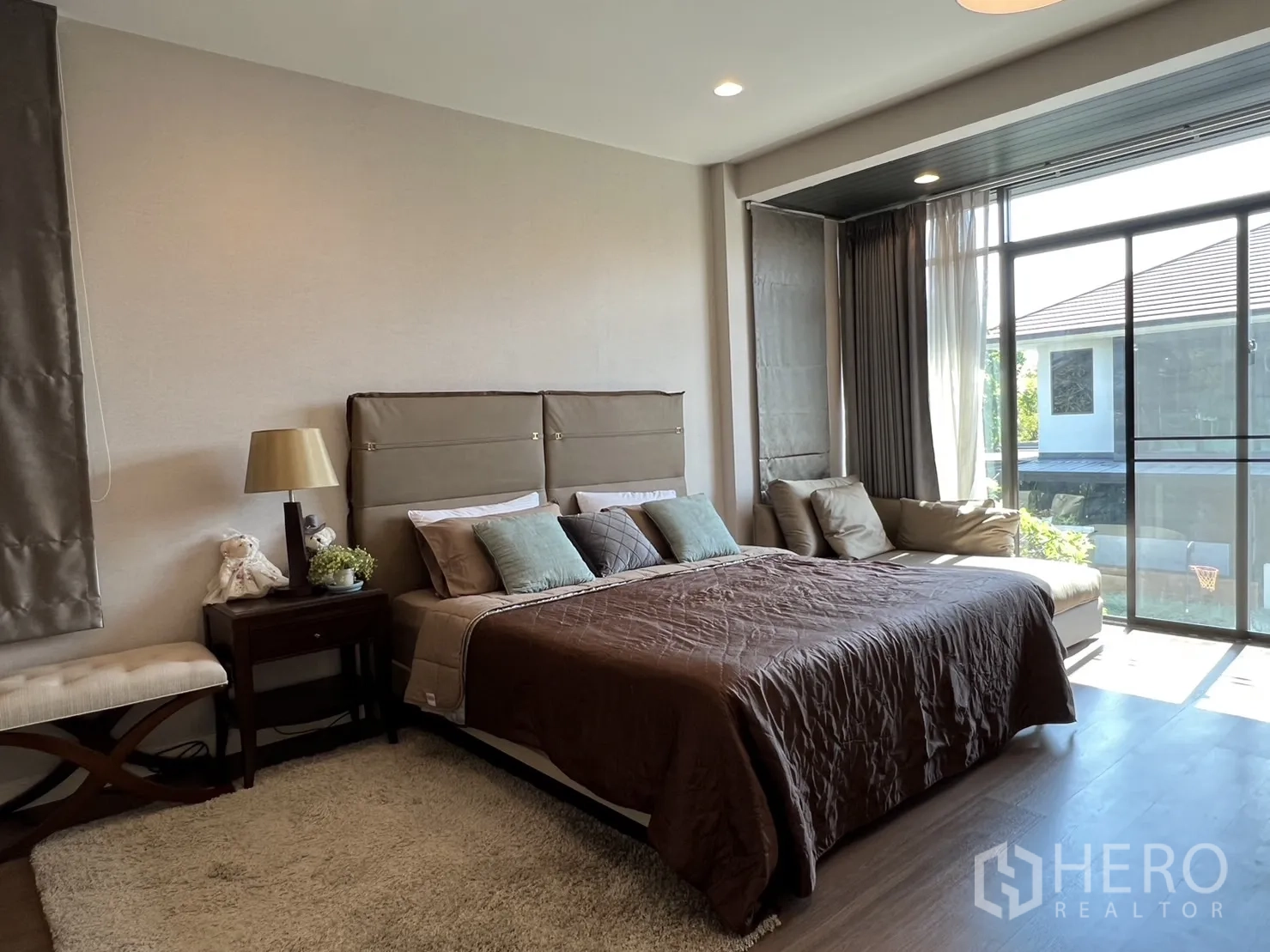 บ้าน ให้เช่าในBang Kapi, Bangkok - ห้องนอนใหญ่ เตียงคิง โซฟามุมและหน้าต่างสูงจรดเพดาน