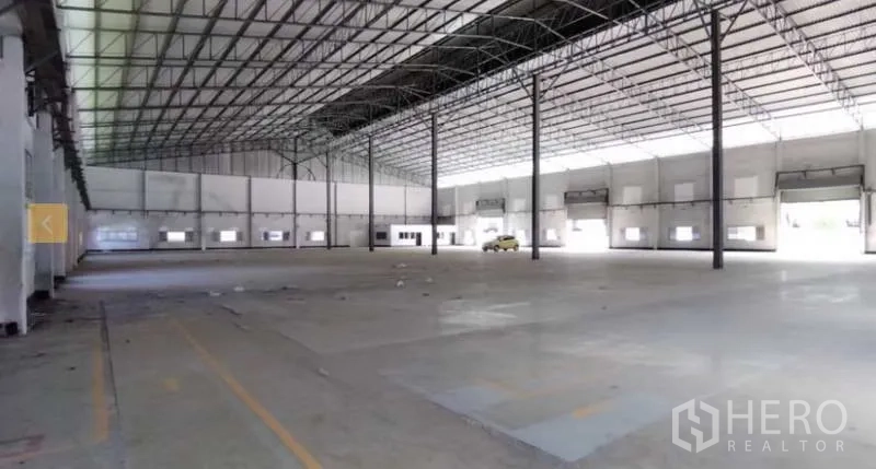 คลังสินค้า ให้เช่าในBang Sao Thong, Samut Prakan - ฮอลล์โกดังโล่งกว้าง มีช่องโหลดหลายจุด เสากลาง และพื้นที่กลับรถ