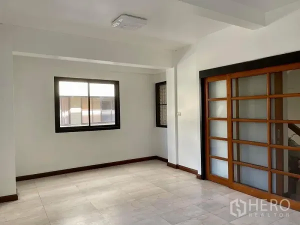 สำนักงานที่บ้าน ให้เช่าในKhlong Toei, Bangkok - พื้นที่นั่งเล่นหรือสำนักงานปูกระเบื้อง มีหน้าต่างและประตูกระจกบานเลื่อนกรอบไม้