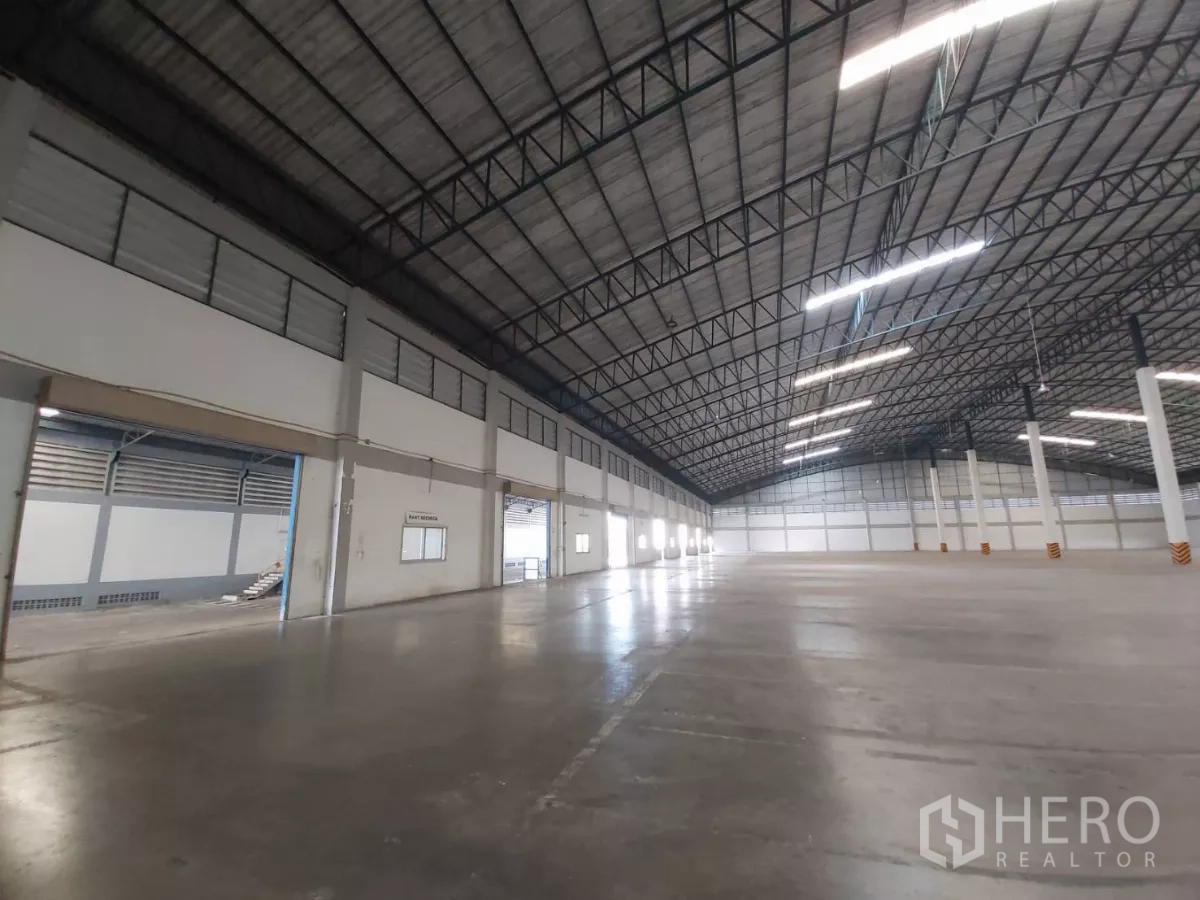 คลังสินค้า ให้เช่าในBang Bo, Samut Prakan - พื้นที่ท่าขนถ่ายใกล้หน้าต่างห้องแบตเตอรี่และประตูม้วน