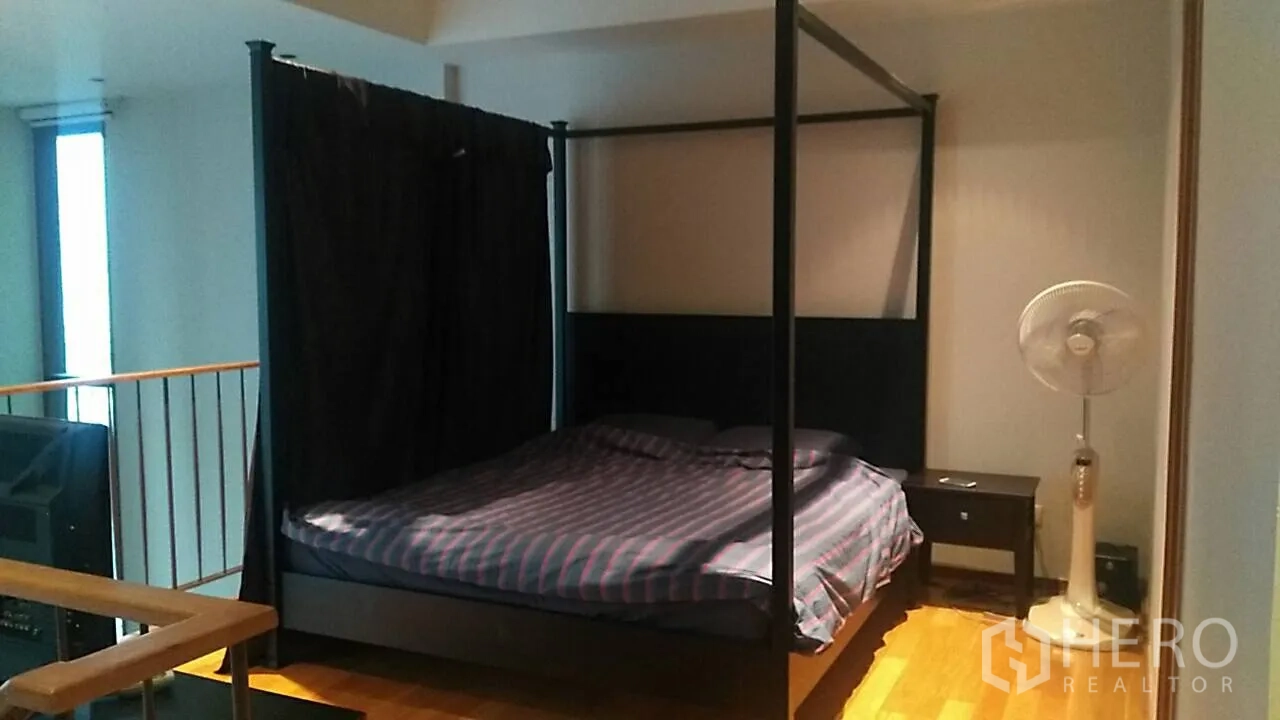 คอนโด ขายในKhlong Toei, Bangkok - ห้องนอนเตียงสี่เสา โต๊ะข้างเตียง และพื้นไม้
