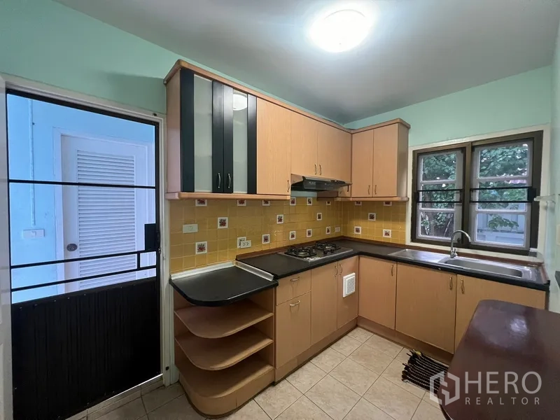 Detached House for rent in Bang Na, Bangkok - Separate L-shaped kitchen with cabinets, gas hob and sink