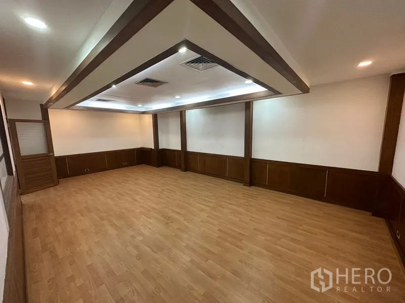 สำนักงาน ให้เช่าในWatthana, Bangkok - ห้องประชุม พื้นไม้ ฝ้าหลุม ดีไซน์ไฟสปอตไลท์