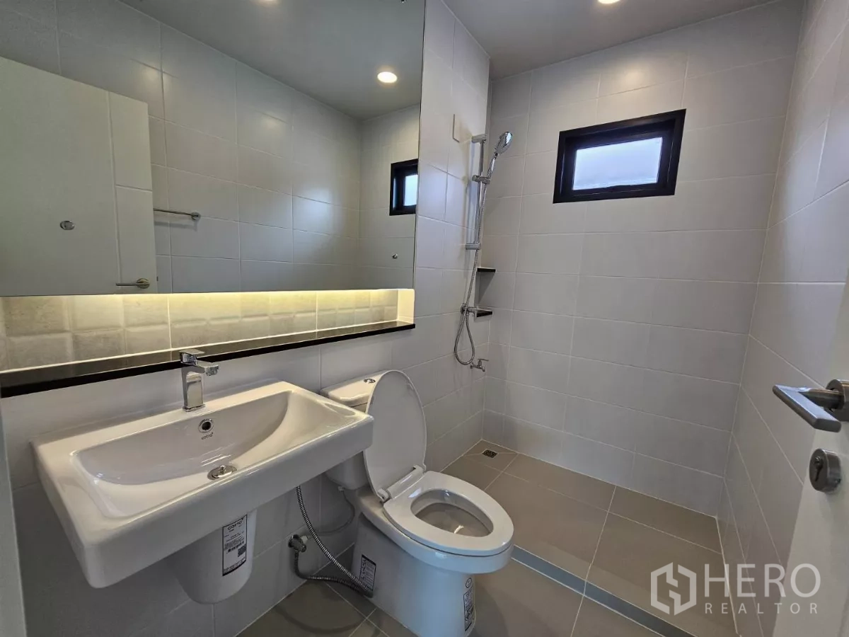 บ้าน ขายในLam Luk Ka, Pathum Thani - ห้องน้ำอีกห้อง มีโซนอาบน้ำ กระจกยาว และหน้าต่างบานเล็ก