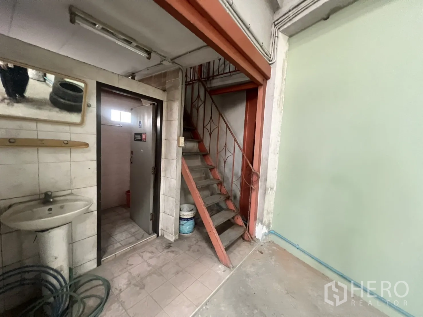 คลังสินค้า ให้เช่าในKhlong Toei, Bangkok - ห้องน้ำและบันไดโลหะขึ้นสู่ชั้นลอยภายในโกดัง