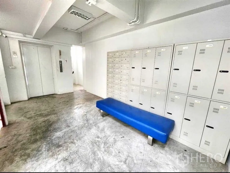 Office Space for rent or sale in Din Daeng, Bangkok - Elevator lobby with rows of staff lockers and a blue bench.