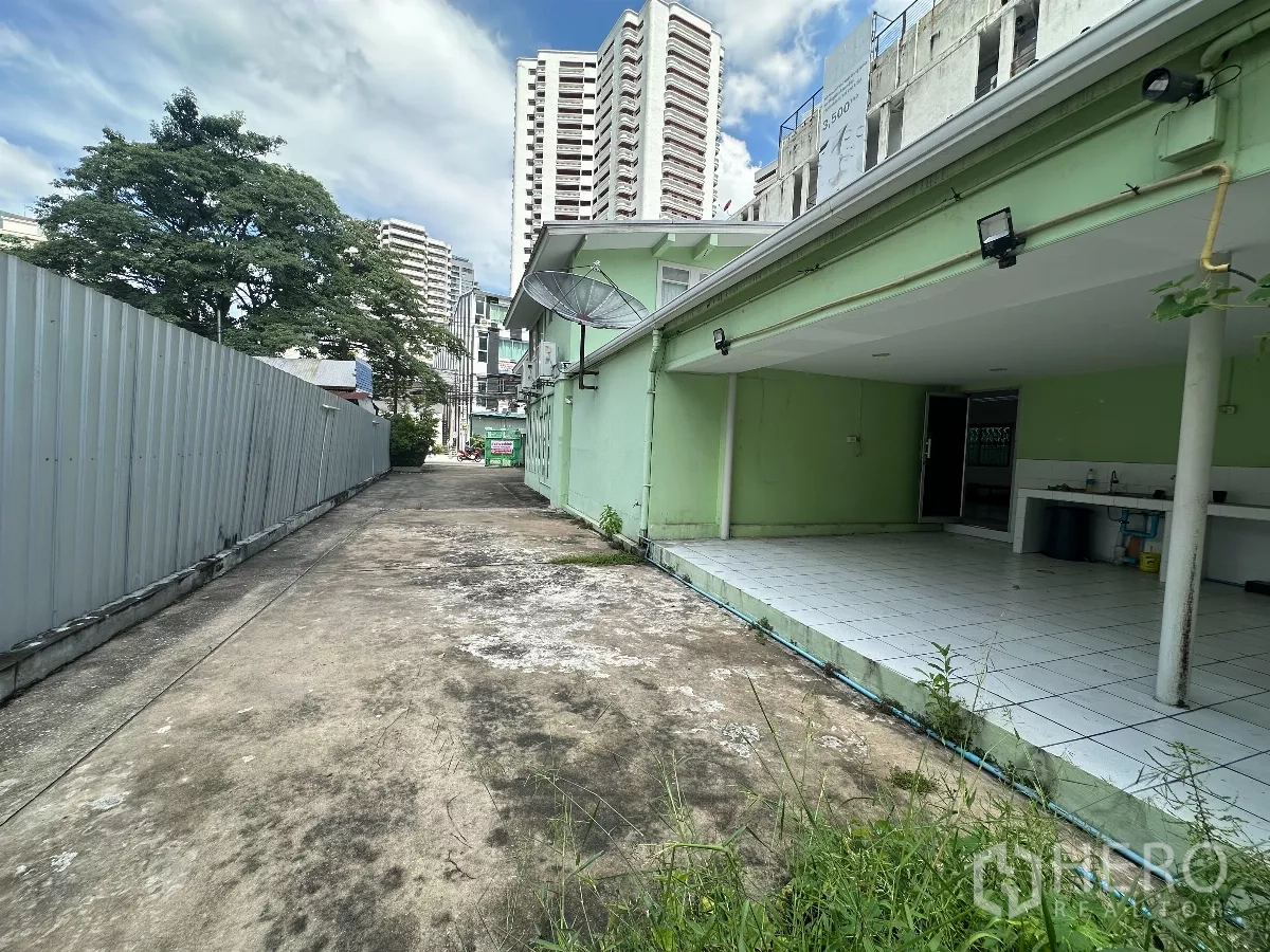 零售空间 出租在Watthana, Bangkok - 长车道通向后方铺砖的半露天平台与服务区。