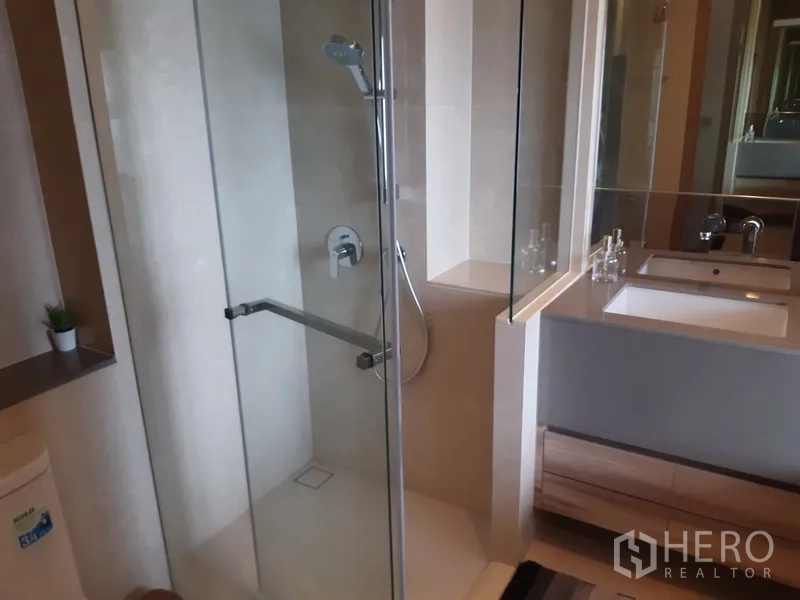 คอนโด ให้เช่าหรือขายในWatthana, Bangkok - ห้องน้ำสมัยใหม่ มีตู้ shower กระจกใสและเคาน์เตอร์อ่างล้างหน้าแบบกว้าง