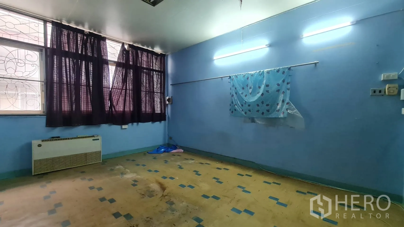 อาคารพาณิชย์ ให้เช่าหรือขายในWatthana, Bangkok - ห้องชั้นบนมีหน้าต่างบานใหญ่ ม่านทึบ และแอร์ผนัง