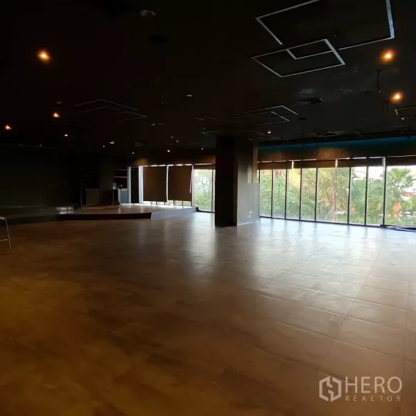 พื้นที่ขายปลีก ให้เช่า - พื้นที่ค้าปลีกแบบโอเพ่นโล่ง พร้อมหน้าต่างกระจกเต็มบาน พื้นกระเบื้อง และเวทีแบบยกระดับขนาดเล็ก