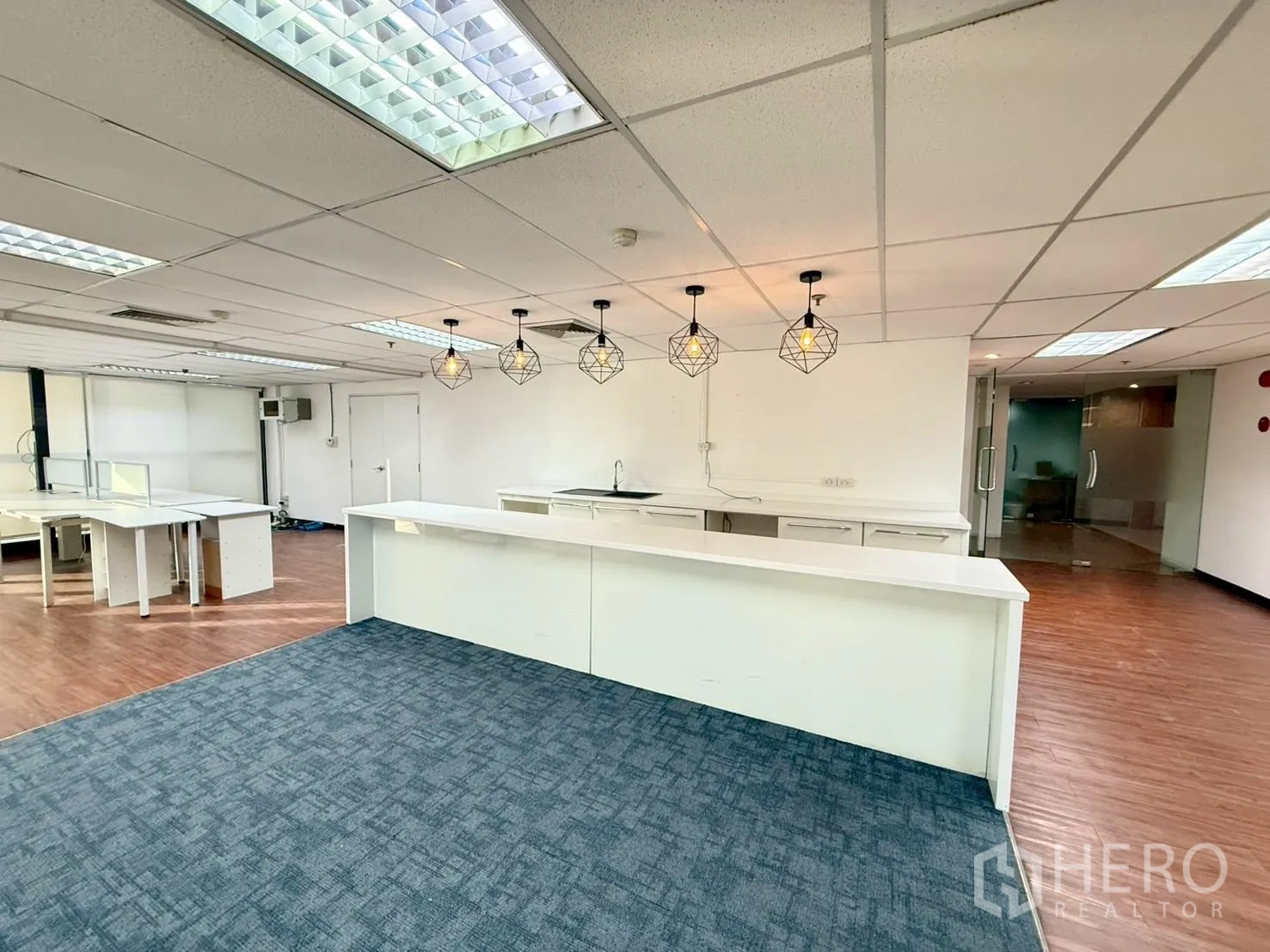 ออฟฟิศ for rent in Watthana, Bangkok - เคาน์เตอร์ต้อนรับและแพนทรีพร้อมโคมไฟแขวนดีไซน์ พร้อมพื้นที่ปูพรม.