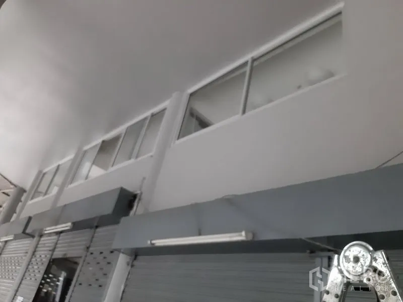 Office Space for rent in Khlong Toei, Bangkok - High-ceiling commercial frontage with roller shutters and upper windows on Sukhumvit.