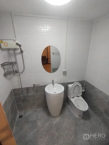 独立式住宅 出租在Prawet, Bangkok - 浴室，柱式洗手盆、马桶与热水器花洒