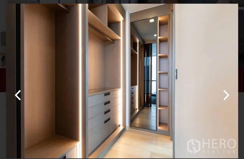 คอนโด ให้เช่าหรือขายในWatthana, Bangkok - วอล์กอินคลอเซ็ต ตู้ไม้ติดไฟส่องสว่าง ลิ้นชัก ราวแขวน และกระจกเต็มตัว