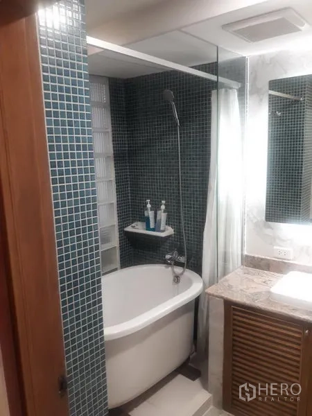 คอนโด ให้เช่าในWatthana, Bangkok - ห้องน้ำกรุกระเบื้องโมเสก มีอ่างอาบน้ำแบบตั้งพื้นและฝักบัว