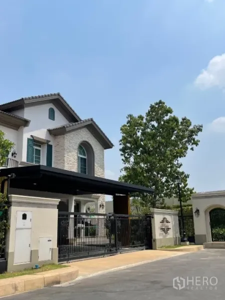 บ้าน ให้เช่าหรือขายในBang Khen, Bangkok - ภาพภายนอกบ้านเดี่ยวมุมที่ดิน พร้อมรั้วเหล็กและผนังหิน