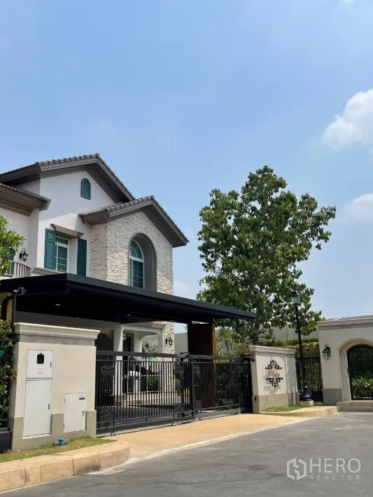 บ้าน ให้เช่าหรือขายในBang Khen, Bangkok - ภาพภายนอกบ้านเดี่ยวมุมที่ดิน พร้อมรั้วเหล็กและผนังหิน