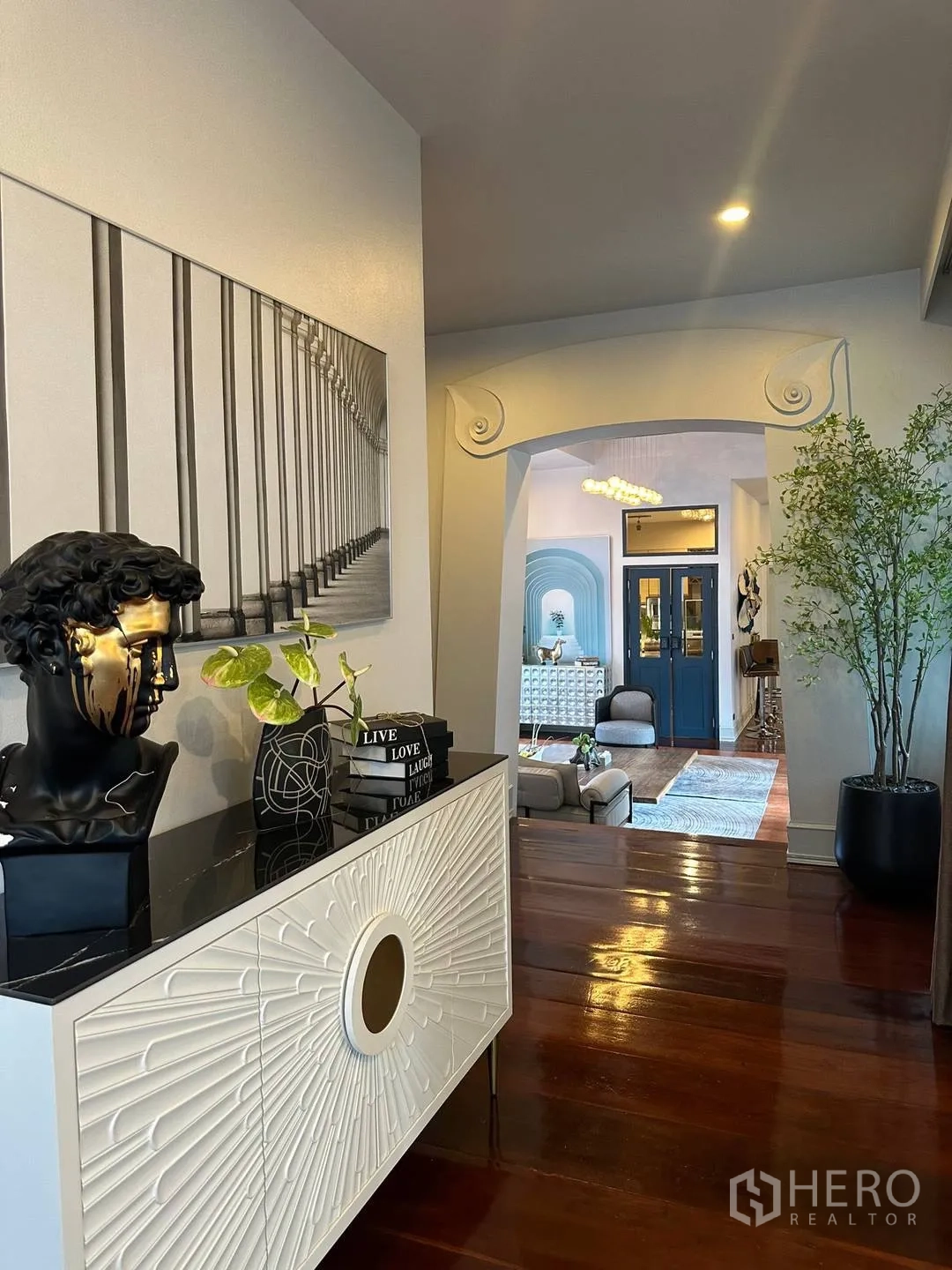 บ้านเดี่ยว for rent in Watthana, Bangkok - โถงทางเข้าพร้อมคอนโซลตกแต่งและมุมมองสู่ห้องรับแขก