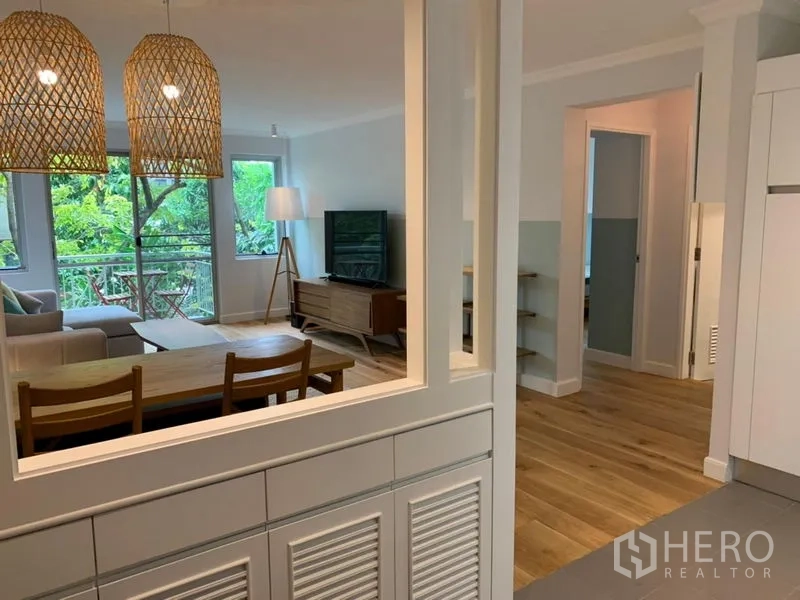 คอนโด ขายในWatthana, Bangkok - ช่องบริการจากครัวมองไปยังพื้นที่ทานอาหารและนั่งเล่น