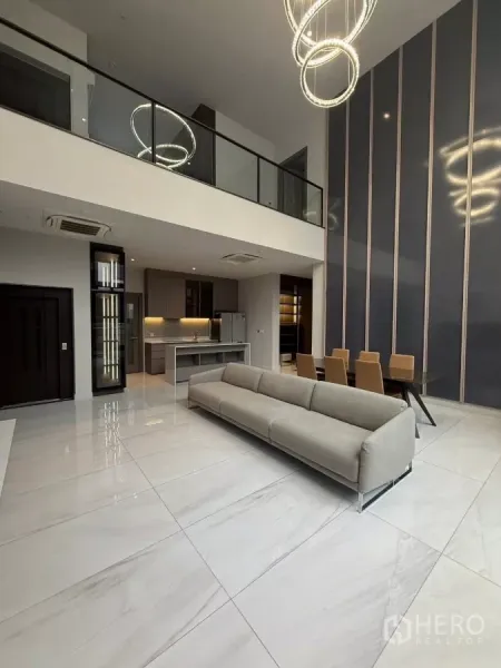 บ้าน ให้เช่าในSaphan Sung, Bangkok - ห้องนั่งเล่นเพดานสูงแบบดับเบิลวอลุ่ม พร้อมโคมไฟลวดลายวงแหวน