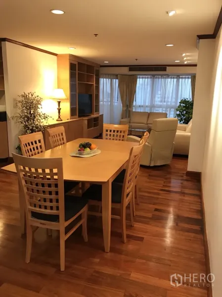 公寓 出租在Khlong Toei, Bangkok - 餐区与客厅相连，内置柜与大窗户采光充足。