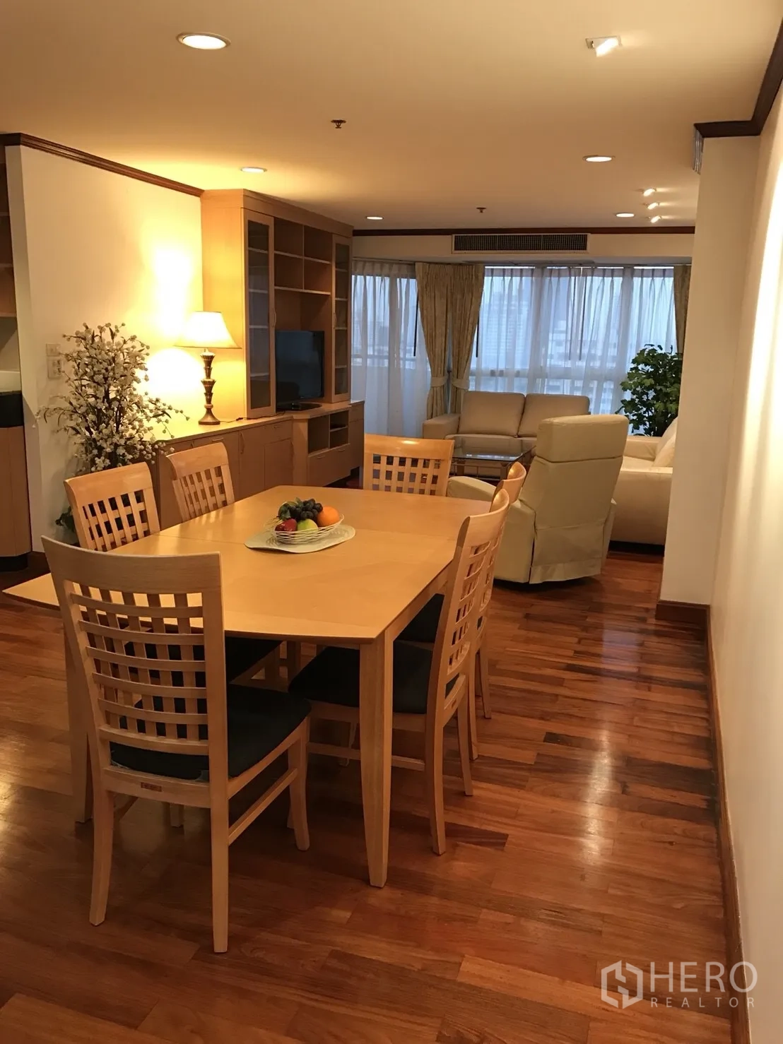 公寓 出租在Khlong Toei, Bangkok - 餐区与客厅相连，内置柜与大窗户采光充足。