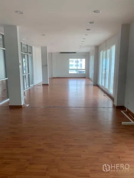 สำนักงานที่บ้าน ให้เช่าในPhra Pradaeng, Samut Prakan - พื้นที่ทำงานยาวแบบโอเพ่นสเปซ พื้นไม้ หน้าต่างบานใหญ่ และไฟฝังฝ้า