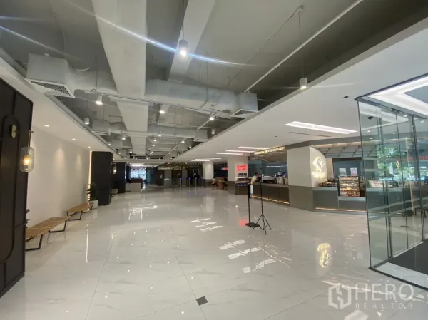 พื้นที่ขายปลีก ให้เช่าในBang Rak, Bangkok - เอเทรียมกว้าง มีม้านั่ง ไฟตกแต่ง และพื้นกระเบื้องเงางาม