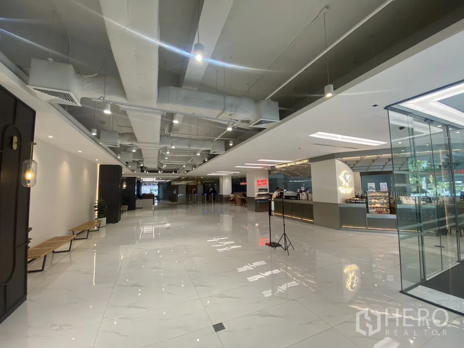 พื้นที่ขายปลีก ให้เช่าในBang Rak, Bangkok - เอเทรียมกว้าง มีม้านั่ง ไฟตกแต่ง และพื้นกระเบื้องเงางาม