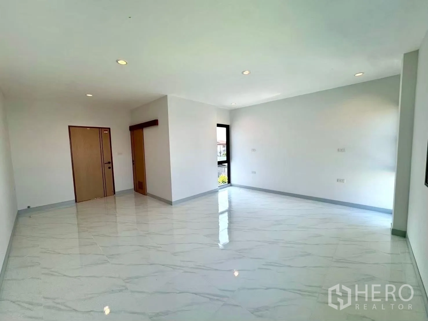Home Office for rent in Wang Thonglang, Bangkok - Large open-plan room with recessed lighting and wooden doors.
