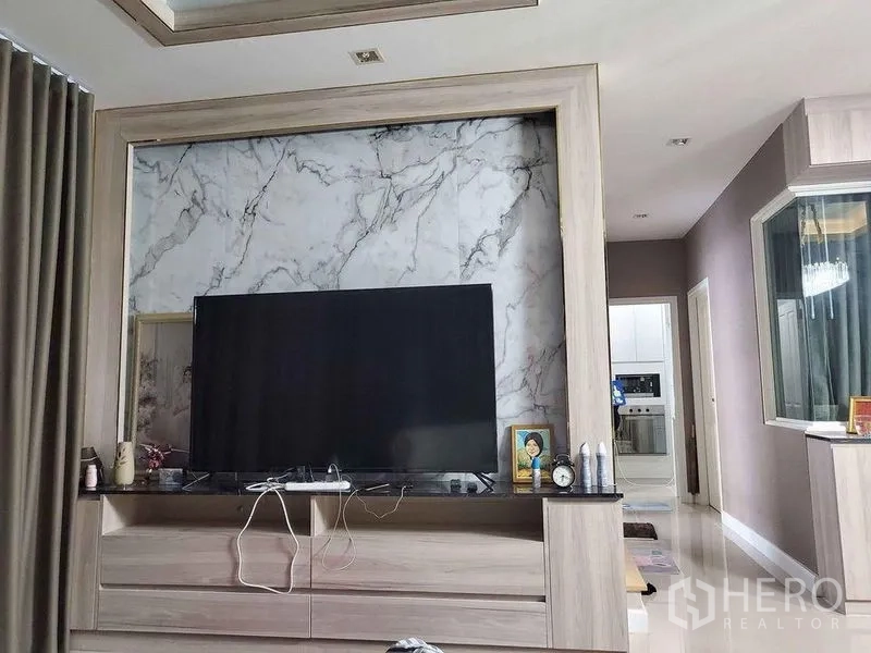 Detached House for sale in Bueng Kum, Bangkok - Feature TV wall with marble pattern and built-in media cabinet.