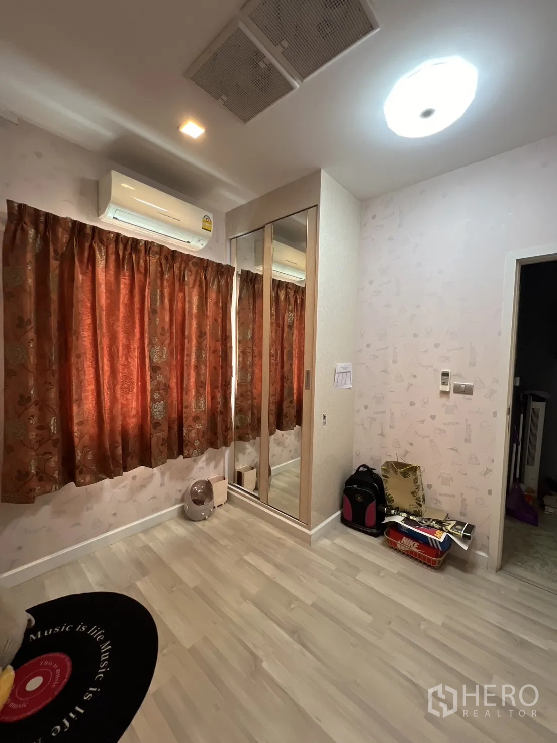 บ้าน ให้เช่าหรือขายในLat Krabang, Bangkok - ห้องนอนขนาดกะทัดรัด ผ้าม่านสีส้ม ตู้เสื้อผ้าบานกระจก