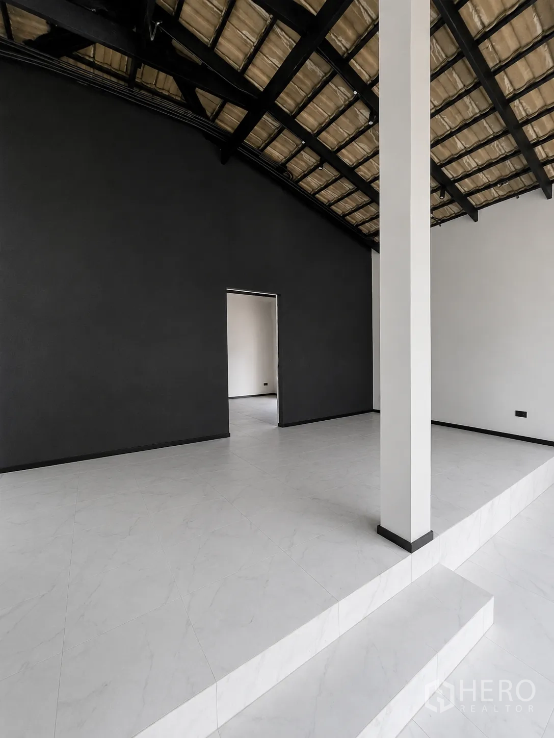โฮมออฟฟิศ for rent in Phra Khanong, Bangkok - พื้นที่ยกระดับข้างผนังสีเข้มและช่องประตูใต้หลังคาทรงจั่ว