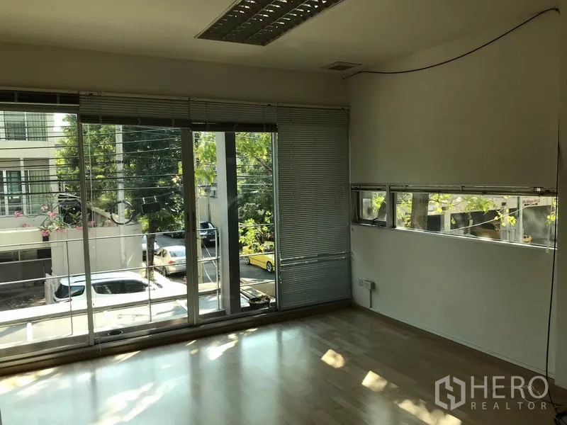 ทาวน์เฮาส์ ให้เช่าในSuan Luang, Bangkok - ห้องนอนที่สอง มีระเบียง ม่านบังตา และหน้าต่างสูงมองเห็นถนน