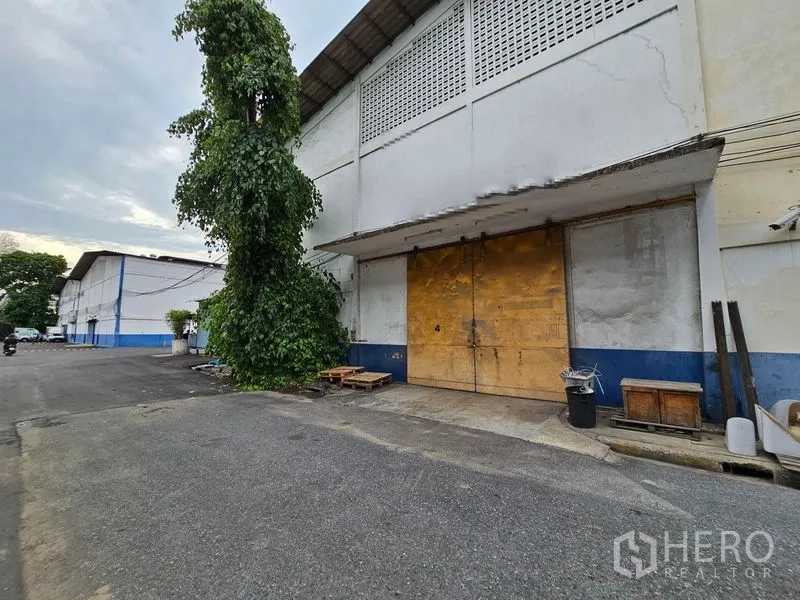 คลังสินค้า ให้เช่าในKhlong Toei, Bangkok - ด้านนอกโกดังประตูบานเลื่อนขนาดใหญ่ พร้อมลานและทางรถบรรทุกเข้าออกสะดวก