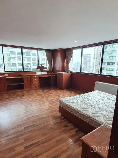 คอนโด ให้เช่าในKhlong Toei, Bangkok - ห้องนอนมุมกว้าง พื้นไม้ หน้าต่างรอบด้าน มองเห็นวิวเมือง