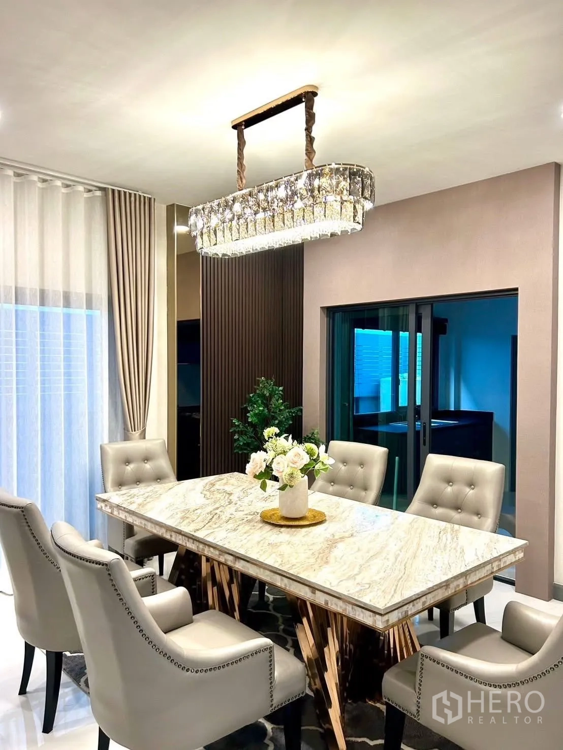 独栋房屋 for rent in Bang Phli, Samut Prakan - 餐厅配特色吊灯和六把软包餐椅。