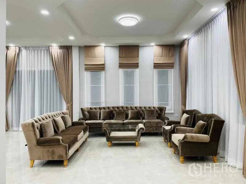 คลังสินค้า ให้เช่าหรือขายในPathum Thani - มุมนั่งเล่นหรู โซฟากำมะหยี่และโต๊ะกลาง แสงไฟนุ่มนวล