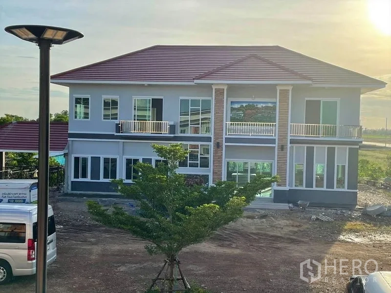 คลังสินค้า ให้เช่าหรือขายในPathum Thani - บ้านเดี่ยว 2 ชั้นสไตล์โมเดิร์น พร้อมระเบียงและหลังคากระเบื้อง