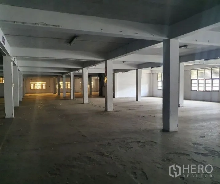 工厂 出租在Bang Kho Laem, Bangkok - 带立柱的楼层平面，侧窗与平整混凝土地面。