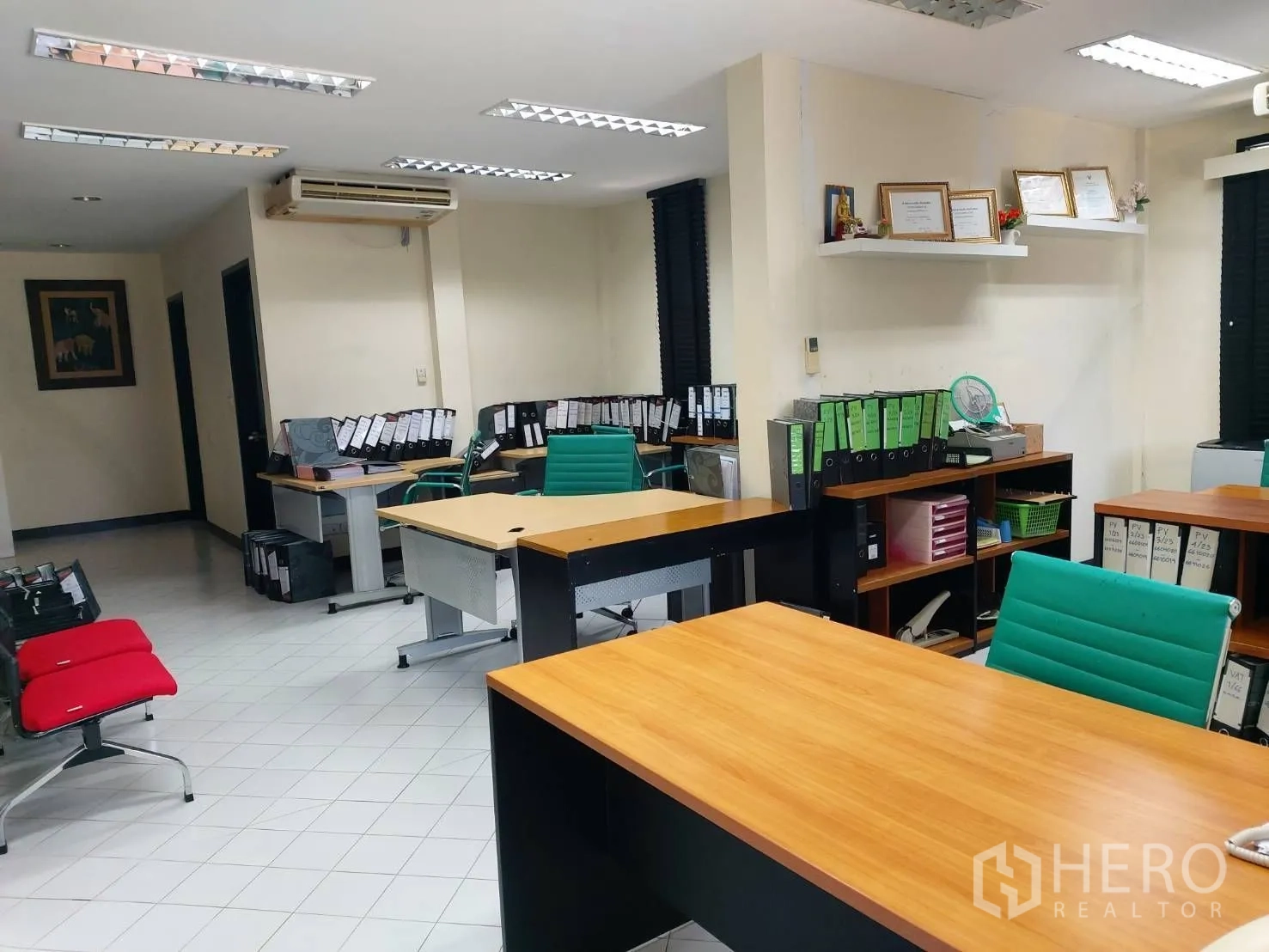 คลังสินค้า for sale in Bang Bon, Bangkok - พื้นที่ทำงานมีโต๊ะหลายตัว ชั้นวางของ และเครื่องปรับอากาศ