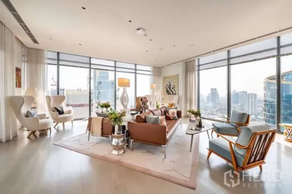 公寓 出租或出售在Watthana, Bangkok - 宽敞客厅，设计师沙发与环景落地窗俯瞰曼谷天际线