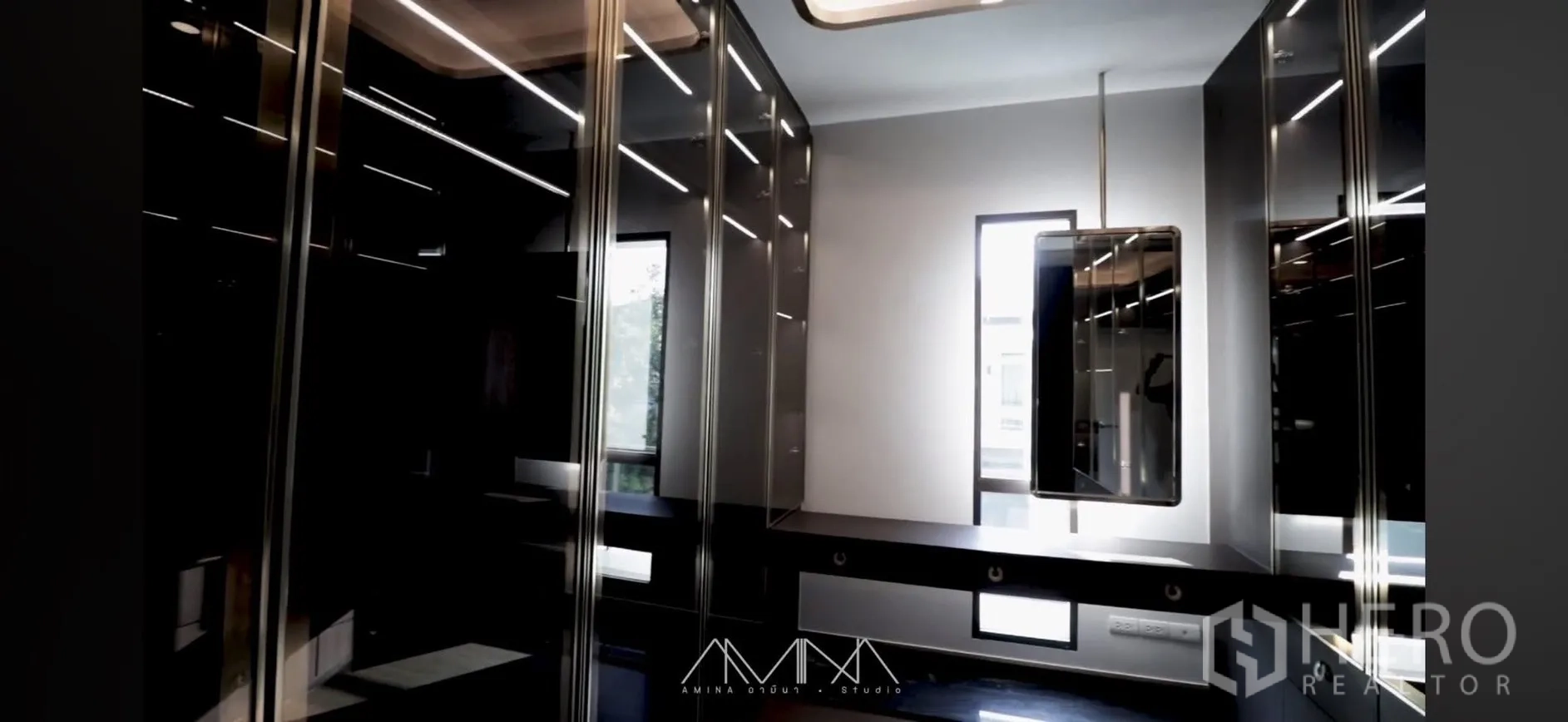 Detached House for rent in Saphan Sung, Bangkok - Walk-in closet with glass-front wardrobes, vanity desk, and ceiling lights.