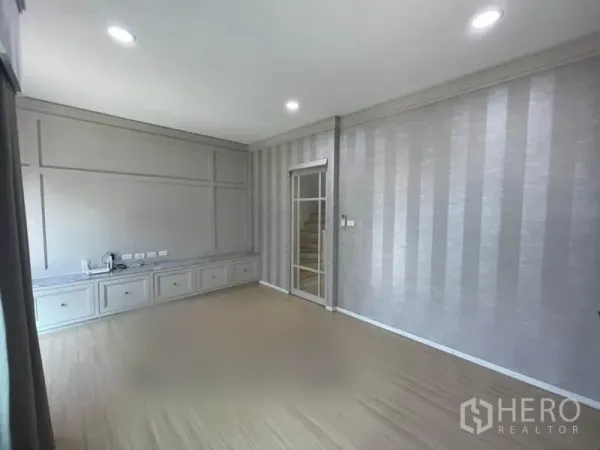 ทาวน์เฮาส์ ขายในSuan Luang, Bangkok - ห้องนั่งเล่นชั้นสอง ผนังลายทาง เคาน์เตอร์ทีวีบิวท์อิน และไฟดาวน์ไลท์