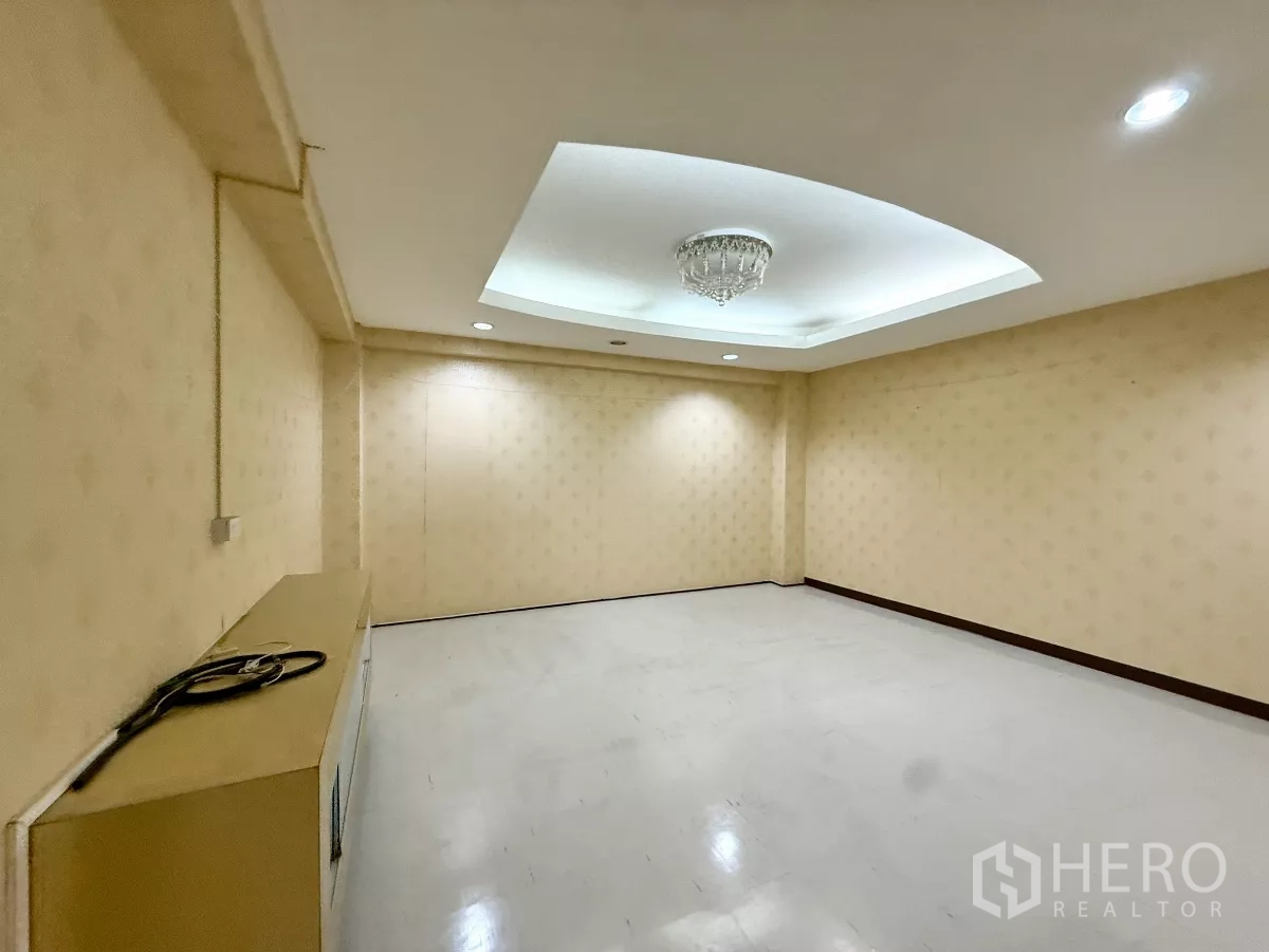 办公空间 出租在Din Daeng, Bangkok - 会议室另一角度，托盘式吊顶与筒灯，奶油色墙纸。