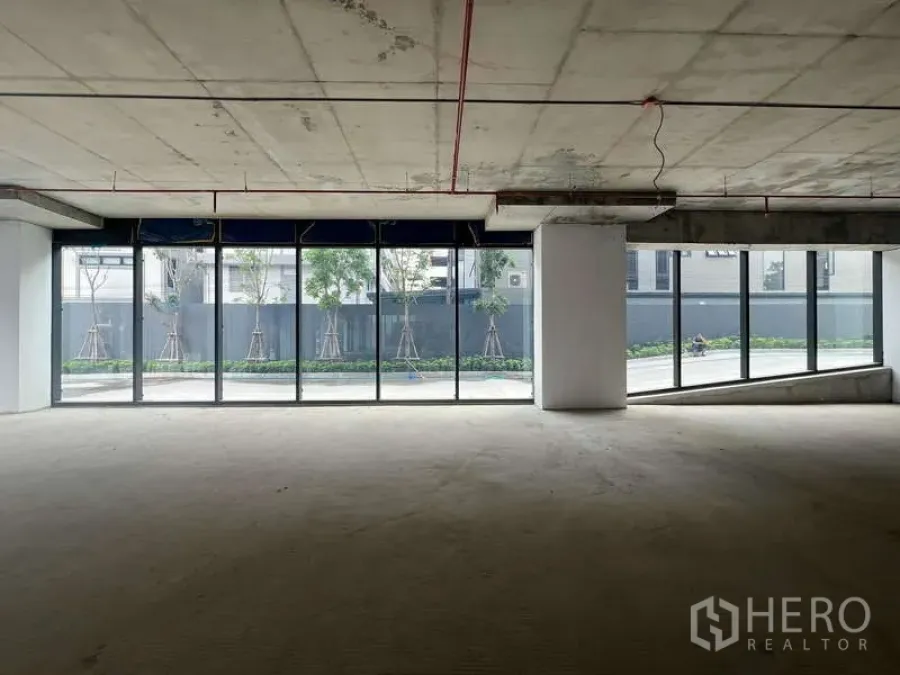 零售空间 出租 - 两侧通长玻璃门面，77平米开放式商铺，带立柱与外露管线，外望绿化景观。